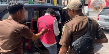 Petugas Kejari Aceh Tengah mengawal tersangka korupsi untuk dititipkan ke Rutan di Aceh Tengah, Selasa (25/7/2023). (Foto: Antara/HO-Dok. Kejati Aceh)