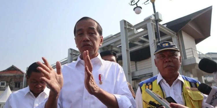 Presiden Jokowi menjawab pertanyaan wartawan seusai meresmikan Sodetan Ciliwung di Jakarta pada Senin (31/7/2023). (Foto: Antara/Desca Lidya Natalia)