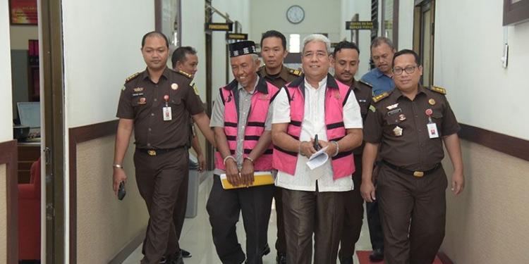 Penyidik mengawal dua tersangka ZZ dan SM terkait kasus dugaan tindak pidana korupsi dana program peremajaan sawit, di Kantor Kejati Aceh di Banda Aceh, beberapa waktu lalu. (Foto: Antara/HO-Penkum Kejati Aceh)