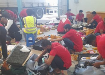 Koper jemaah yang membawa air Zamzam dibongkar. (Foto: Alibi/Dok. Kemenag RI)