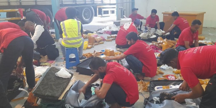 Koper jemaah yang membawa air Zamzam dibongkar. (Foto: Alibi/Dok. Kemenag RI)