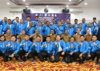 Sekda Aceh, Bustami, melepas kontingen Korpri Aceh untuk bertanding di ajang Pekan Olahraga Nasional (Pornas) Korpri XVI ke Semarang, Jawa Tengah, Selasa (11/7/2023). (Foto: Alibi/Dok. Humas Pemerintah Aceh)