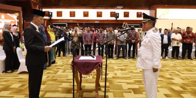 Penjabat Gubernur Aceh, Achmad Marzuki, saat melantik Sekda Aceh Singkil, Azmi, sebagai Penjabat Bupati Aceh Singkil di Anjong Mon Mata, Banda Aceh, Jumat (21/7/2023). (Foto: Alibi/Dok. Humas Pemerintah Aceh)