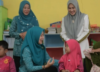 Bunda PAUD Aceh, Ayu Marzuki saat berinteraksi dengan murid di TK Negeri Kuta Panjang Kabupaten Gayo Lues, Rabu (26/7/2023). (Foto: Alibi/Dok. Humas Pemerintah Aceh)