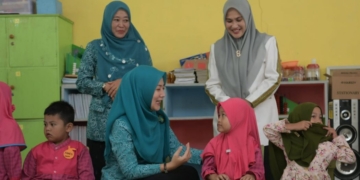 Bunda PAUD Aceh, Ayu Marzuki saat berinteraksi dengan murid di TK Negeri Kuta Panjang Kabupaten Gayo Lues, Rabu (26/7/2023). (Foto: Alibi/Dok. Humas Pemerintah Aceh)
