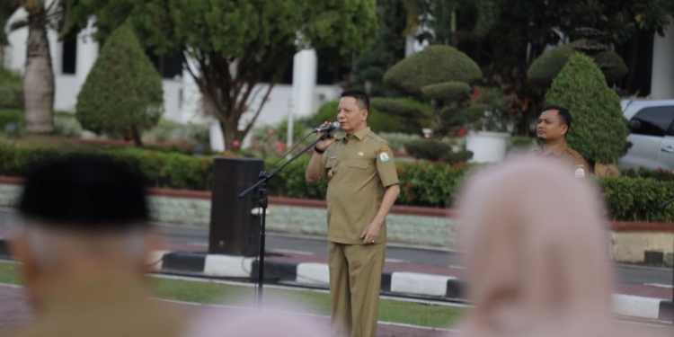 Penjabat (Pj) Gubernur Aceh, Achmad Marzuki, saat memimpin Apel Senin pada Lingkup Setda Aceh dan BPKA di Halaman Kantor Gubernur Aceh, Banda Aceh, Senin (31/7/2023). (Foto: Alibi/Dok. Humas Pemerintah Aceh)