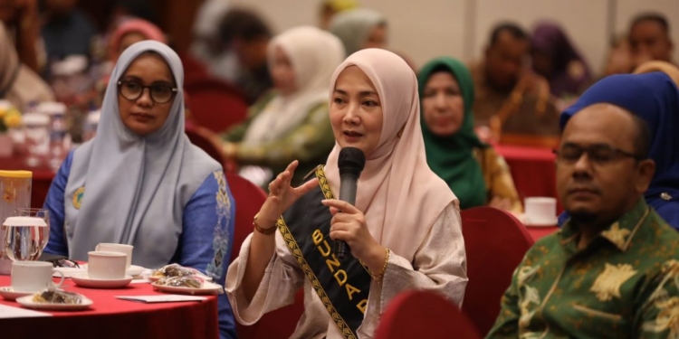 Bunda PAUD Aceh, Ny Ayu Marzuki, didampingi Ketua Pokja Bunda PAUD Aceh, Mellani Subarni, saat mengikuti Rapat Koordinasi Program Transisi PAUD-SD Tahun 2023 di Banda Aceh, Rabu (12/7/2023). (Foto: Alibi/Dok. Humas Pemerintah Aceh)
