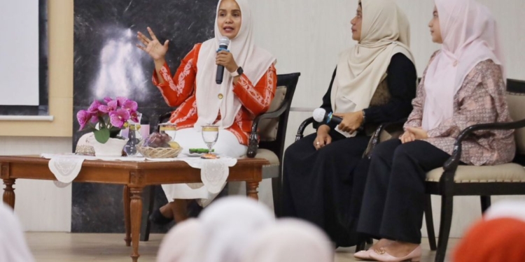 Ketua Dharma Wanita Persatuan (DWP) Aceh, Mellani Subarni, saat memberikan arahan pada Sosialisasi Transisi PAUD/RA ke SD/MI menyenangkan dalam Talkshow agenda arisan rutin DWP Aceh, di Banda Aceh, Selasa (18/7/2023). (Foto: Alibi/Dok. Humas Pemerintah Aceh)