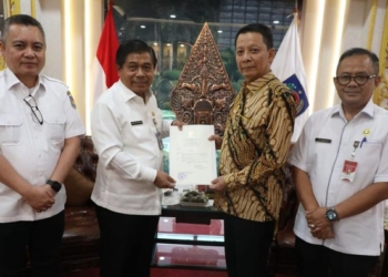 Achmad Marzuki (pakai batik) saat menerima Keppres perpanjangan masa jabatan sebagai Pj gubernur Aceh. (Foto: Dok. Kemendagri)