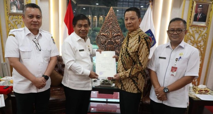 Achmad Marzuki (pakai batik) saat menerima Keppres perpanjangan masa jabatan sebagai Pj gubernur Aceh. (Foto: Dok. Kemendagri)