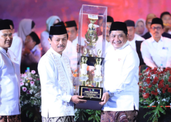 Kepala Kanwil Jateng Mustain Ahmad menerima piala juara umum dari Dirjen Pendis Ali Rhamdani. (Foto: Alibi/Dok. Kemenag RI)