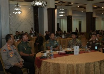 Asisten Administrasi Umum Sekda Aceh, Iskandar, bersama Pangdam Iskandar Muda, Mayor Jenderal TNI Novi Helmy Prasetya mengikuti acara puncak KASAD Award 2023 secara virtual di Gedung Malahayati Kodam IM, Banda Aceh, Senin (10/7/2023). (Foto: Alibi/Dok. Humas Pemerintah Aceh)