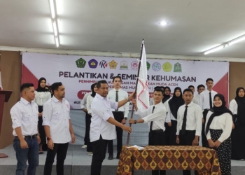Ketua DPC Perhumas Aceh Amal Hasan, saat menyerahkan Pataka kepada Ketua Perhumas Muda Aceh periode 2023-2026, Assadudin. (Foto: Alibi/Dok. Humas Aceh)