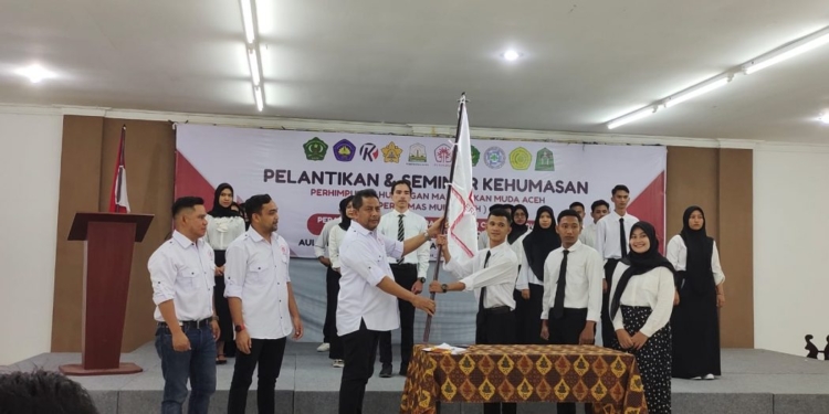 Ketua DPC Perhumas Aceh Amal Hasan, saat menyerahkan Pataka kepada Ketua Perhumas Muda Aceh periode 2023-2026, Assadudin. (Foto: Alibi/Dok. Humas Aceh)
