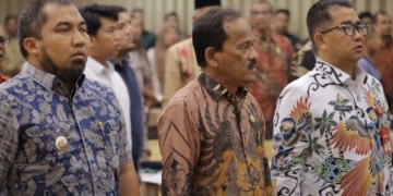 Penjabat (Pj) Bupati Aceh Besar Muhammad Iswanto, saat mendampingi Direktur Jenderal Otonomi Daerah Kemendagri Akmal Malik, pada Rapat Konfirmasi dan Reviu Evaluasi LPPD Kabupaten/Kota, serta Uji Petik terhadap EPPD 2023, di Banda Aceh, Kamis (27/7/2023). (Foto: Alibi/Dok. Humas Aceh)
