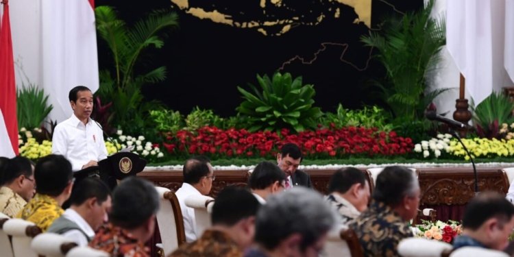 Presiden Joko Widodo memimpin Sidang Kabinet Paripurna mengenai Laporan Semester I Pelaksanaan APBN Tahun 2023 di Istana Negara, Jakarta, pada Senin (3/7/2023). (Foto: Alibi/Dok. BPMI Setpres/Lukas)