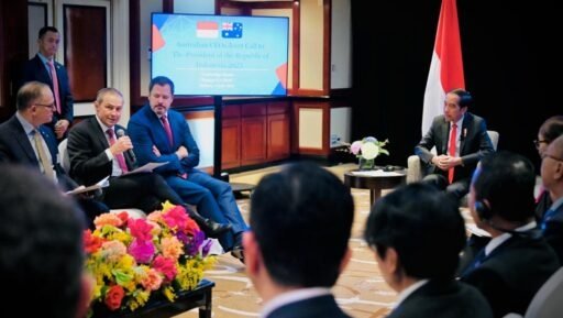 Presiden Joko Widodo melakukan pertemuan dengan para CEO perusahaan-perusahaan Australia di Ruang Pertemuan Cambridge, Hotel Shangri-La, Sydney, pada Selasa (4/7/2023). (Foto: BPMI Setpres/Laily Rachev)