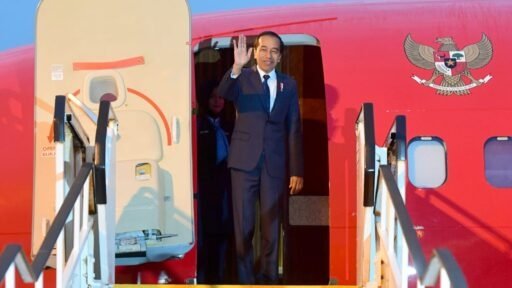Presiden Joko Widodo melanjutkan perjalanan menuju Port Moresby, Papua Nugini, pada Rabu (5/7/2023). (Foto: BPMI Setpres)
