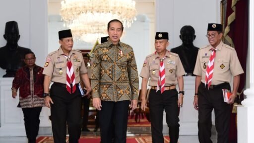 Budi Waseso (pramuka, kiri) temui Presiden Joko Widodo pada Jumat (14/7/2023), di Istana Merdeka, Jakarta. (Foto: Alibi/Dok. BPMI Setpres/Lukas)