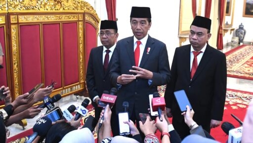 Presiden Joko Widodo menyampaikan keterangannya selepas melantik Budi Arie Setiadi sebagai Menkominfo di Istana Negara, Jakarta, Senin (17/7/2023). (Foto: Alibi/Dok. BPMI Setpres/Kris)