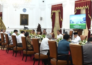 Presiden Joko Widodo memimpin rapat terbatas (ratas) bersama sejumlah jajarannya membahas antisipasi dan kesiapan menghadapi ancaman fenomena iklim El Nino, di Istana Merdeka, Jakarta, Selasa (18/7/2023). (Foto: Alibi/Dok. BPMI Setpres/Kris)