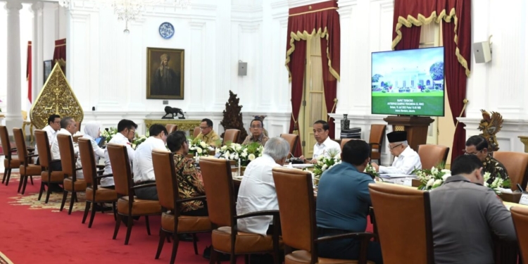 Presiden Joko Widodo memimpin rapat terbatas (ratas) bersama sejumlah jajarannya membahas antisipasi dan kesiapan menghadapi ancaman fenomena iklim El Nino, di Istana Merdeka, Jakarta, Selasa (18/7/2023). (Foto: Alibi/Dok. BPMI Setpres/Kris)