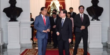 Presiden Joko Widodo menerima kunjungan kehormatan Chief Executive Hong Kong, John Lee, beserta delegasi di Istana Merdeka, Jakarta, Selasa (25/7/2023). (Foto: BPMI Setpres/Lukas)