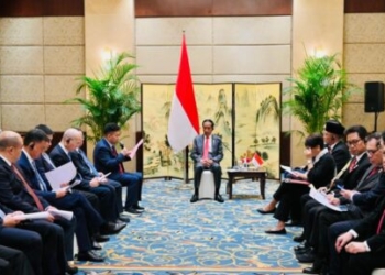 Presiden Joko Widodo menggelar pertemuan bisnis bersama Kamar Dagang Indonesia di Tiongkok (INACHAM) dan sejumlah pengusaha Tiongkok di Shangri-La Hotel, Chengdu, Republik Rakyat Tiongkok (RRT), Jumat (28/7/2023). (Foto: BPMI Setpres/Laily Rachev)