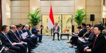 Presiden Joko Widodo menggelar pertemuan bisnis bersama Kamar Dagang Indonesia di Tiongkok (INACHAM) dan sejumlah pengusaha Tiongkok di Shangri-La Hotel, Chengdu, Republik Rakyat Tiongkok (RRT), Jumat (28/7/2023). (Foto: BPMI Setpres/Laily Rachev)