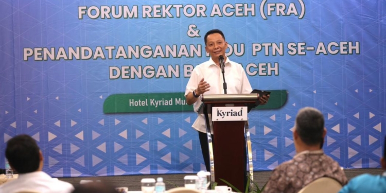 Pj Gubernur Aceh Achmad Marzuki membuka acara Gathering Bank Aceh Bersama Forum Rektor Aceh (FRA) dan Penandatanganan MoU PTN se-Aceh dengan Bank Aceh, di Banda Aceh, Jumat (14/7/2023). (Foto: Alibi/Dok. Humas Pemerintah Aceh)