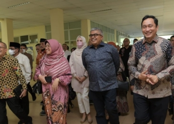 Sekda Aceh, Bustami, didampingi Direktur RSUDZA, dr. Isra Firmansyah, mendampingi kunjungan kerja rombongan Komisi IX DPR-RI di RSUDZA, Banda Aceh, Minggu (16/7/2023). (Foto: Alibi/Dok. Humas Pemerintah Aceh)