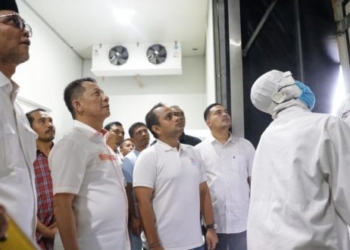 Penjabat Gubernur Aceh Achmad Marzuki, menghadiri pelepasan ekspor perdana produk tuna Loin dan Saku dari Aceh ke Arab Saudi, di Komplek Pelabuhan Perikanan Samudera Lampulo, Banda Aceh, Rabu (19/7/2023). (Foto: Alibi/Dok. Humas Pemerintah Aceh)