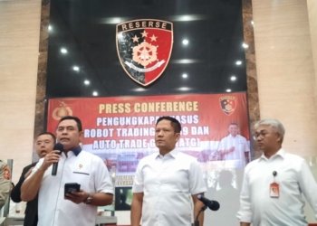 Direktur Tindak Pidana Ekonomi Khusus (Dittipideksus) Bareskrim Polri Brigjen Pol Whisnu Hermawan (tengah) menyampaikan hasil gelar perkara TPPU atas nama Panji Gumilang di Bareskrim Polri, Jakarta, Rabu (16/8/2023). (Foto: Dok. Antara/Laily Rahmawaty)