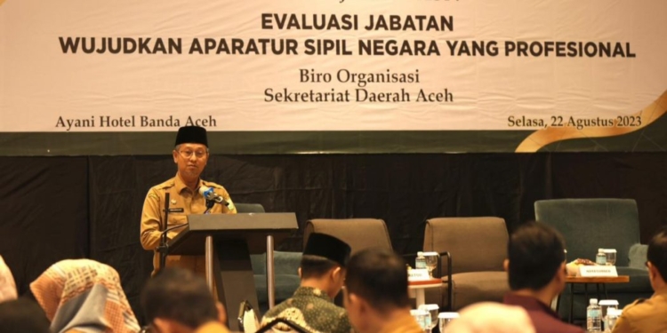 Asisten Administrasi Umum Sekda Aceh, Iskandar, saat membuka Rapat Koordinasi dan Sosialisasi Evaluasi Jabatan ASN. (Foto: Alibi/Dok. Humas Aceh)
