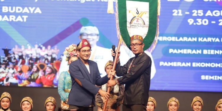 Penyerahan bendera pataka TKTB se-Indonesia kepada Kepala UPTD Taman Seni dan Budaya Aceh, Azhadi Akbar. (Foto: Alibi/Dok. Disbudpar Aceh)