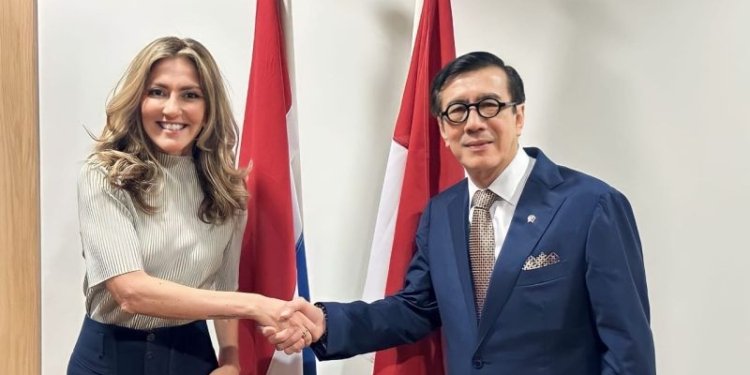 Menteri Hukum dan Hak Asasi Manusia (HAM) RI Yasonna H. Laoly (kanan) dan Menteri Kehakiman dan Keamanan Belanda, Dilan Yeşilgöz-Zegerius (kiri), mengadakan pertemuan pada Jumat (25/8/2023). (Foto: Antara/HO-Kementerian Hukum dan HAM RI)