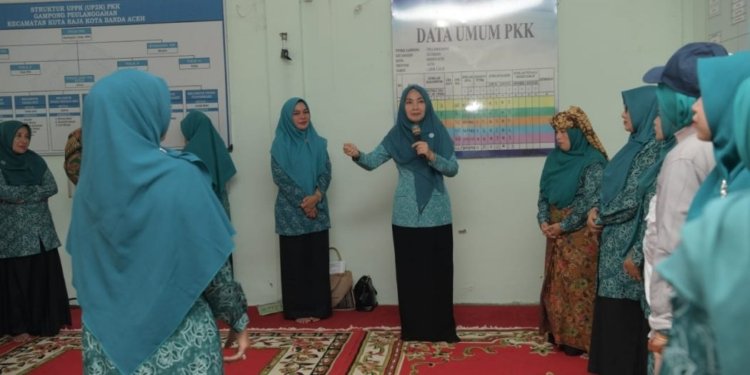 Penjabat (Pj) Ketua Tim Penggerak PKK Aceh, Ayu Candra Febiola Nazuar, memberikan edukasi pada kegiatan simulasi Pola Asuh Anak di Era Digital (PAAREDI) di Gampong Peulanggahan, Banda Aceh. (Foto: Alibi/Dok. Humas Aceh)