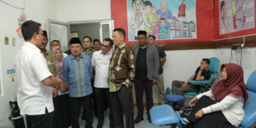 Penjabat Gubernur Aceh, Achmad Marzuki, saat mendampingi Ketua Umum PMI Pusat Muhammad Jusuf Kalla meninjau kegiatan donor darah di Kantor PMI Banda Aceh, Selasa (15/8/2023). (Foto: Alibi/Dok. Humas Aceh)