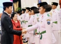 Presiden Joko Widodo mengukuhkan 76 anggota Paskibraka tahun 2023 di Istana Negara, Jakarta, Selasa, 15 Agustus 2023. (Foto: Dok. BPMI Setpres/Muchlis Jr)