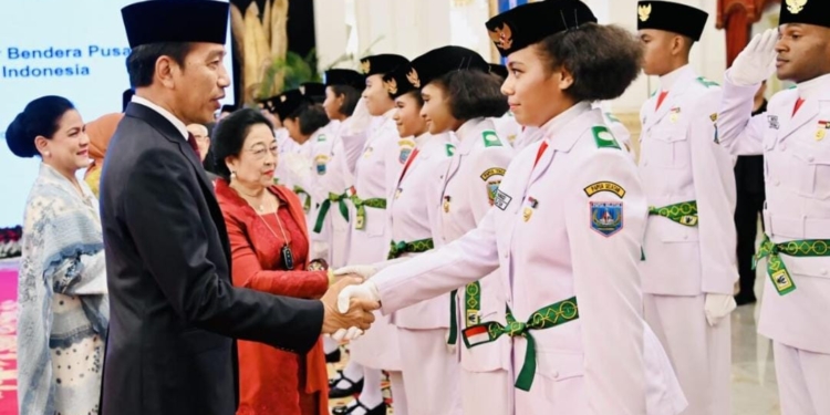 Presiden Joko Widodo mengukuhkan 76 anggota Paskibraka tahun 2023 di Istana Negara, Jakarta, Selasa, 15 Agustus 2023. (Foto: Dok. BPMI Setpres/Muchlis Jr)