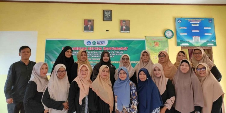 Pelatihan pembuatan modul praktikum IPA di SMP Negeri 9 Langsa. (Foto untuk Alibi)