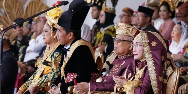 Wakil Presiden (Wapres) K.H. Ma’ruf Amin didampingi Ibu Hj Wury Ma’ruf Amin di Istana Merdeka. (Foto: Alibi/Dok. Setwapres RI)