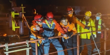 Basarnas Banda Aceh mengevakuasi anak buah kapal (ABK) MV SM Gladstone di perairan Selat Benggala, Kabupaten Aceh Besar. (Foto: Alibi/Dok. Basarnas Banda Aceh)