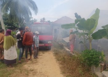 Petugas melakukan pemadaman api pada rumah warga di Gampong Tanjong Ara, Kecamatan Tanah Jambo Aye, Aceh Utara. (Foto: Alibi/Dok. Polres Aceh Utara)