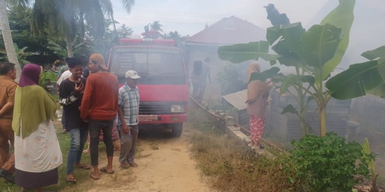 Petugas melakukan pemadaman api pada rumah warga di Gampong Tanjong Ara, Kecamatan Tanah Jambo Aye, Aceh Utara. (Foto: Alibi/Dok. Polres Aceh Utara)