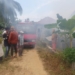 Petugas melakukan pemadaman api pada rumah warga di Gampong Tanjong Ara, Kecamatan Tanah Jambo Aye, Aceh Utara. (Foto: Alibi/Dok. Polres Aceh Utara)