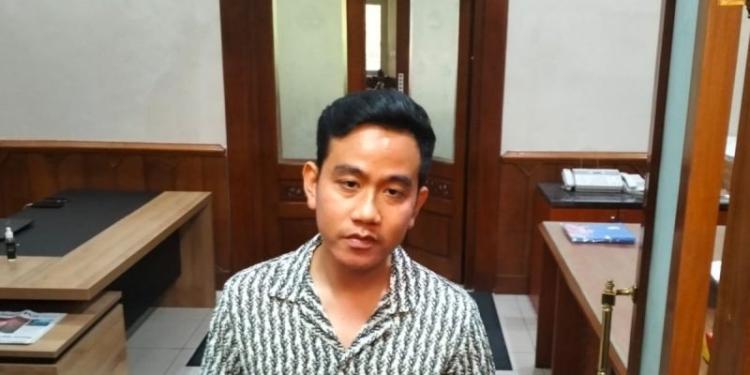 Wali Kota Surakarta Gibran Rakabuming Raka memberikan keterangan kepada wartawan di Solo, Kamis (3/8/2023). (Foto: Antara/Aris Wasita)
