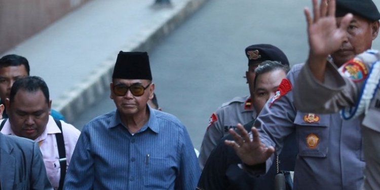 Arsip foto - Pimpinan Pondok Pesantren Al Zaytun Panji Gumilang (tengah) berjalan saat akan menjalani pemeriksaan di Bareskrim Mabes Polri, Jakarta, Selasa (1/8/2023). (Foto: Antara/Reno Esnir/foc/aa)