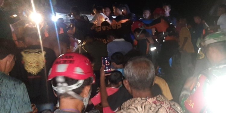 Proses evakuasi terhadap korban tenggelam di Aceh Tamiang. (Foto: Alibi/Dok. Polres Aceh Tamiang)