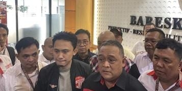 Ketua Barikade 98 yang juga dikenal sebagai Kepala BP2MI, Benny Rhamdani, saat mendatangi Bareskrim Polri untuk melaporkan Rocky Gerung terkait dugaan penghinaan Presiden Joko Widodo, Senin (31/7). (Foto: CNN Indonesia/Arief Bimaputra)